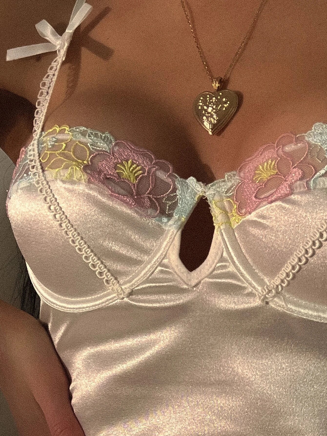 الأزهار المطرزة الساتان القوس التفاصيل زلات عارية الذراعين