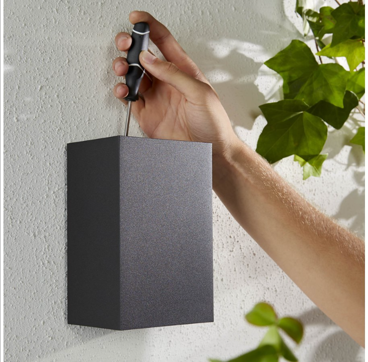 Philips Hue Outdoor Resonate Wall Lamp - Black