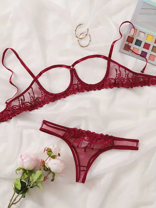异国情调蕾丝网眼内衣套装,开胸透明文胸和刺绣丁字裤,女式性感内衣和内衣
