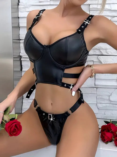 深色系带内衣套装,镂空聚拢文胸和环扣丁字裤,女式性感内衣和内衣