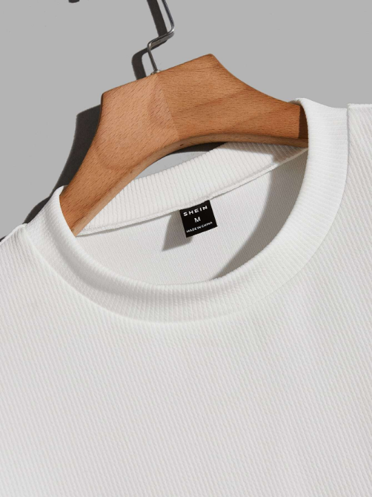 Manfinity Basics Loose Fit Men's Solid Drop Shoulder T-Shirt