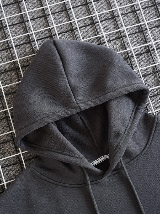 Men Solid Drawstring Kangaroo Pocket Drop Shoulder Hoodie