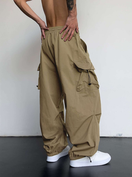 Manfinity EMRG Men Solid Flap Pocket Drawstring Waist Loose Cargo Pants