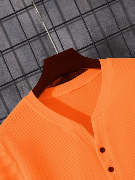 Manfinity Homme Men Solid Notched Neck Tee