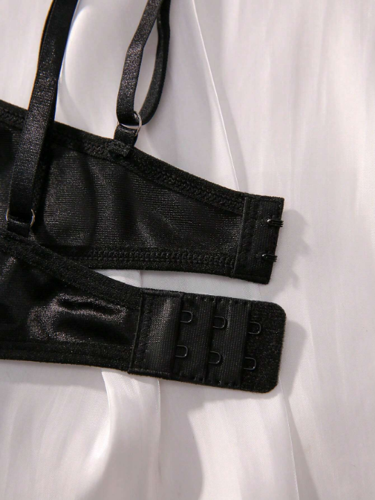 Contrast Lace Underwire Lingerie Set