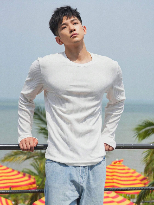 DAZY Men Solid Round Neck Tee