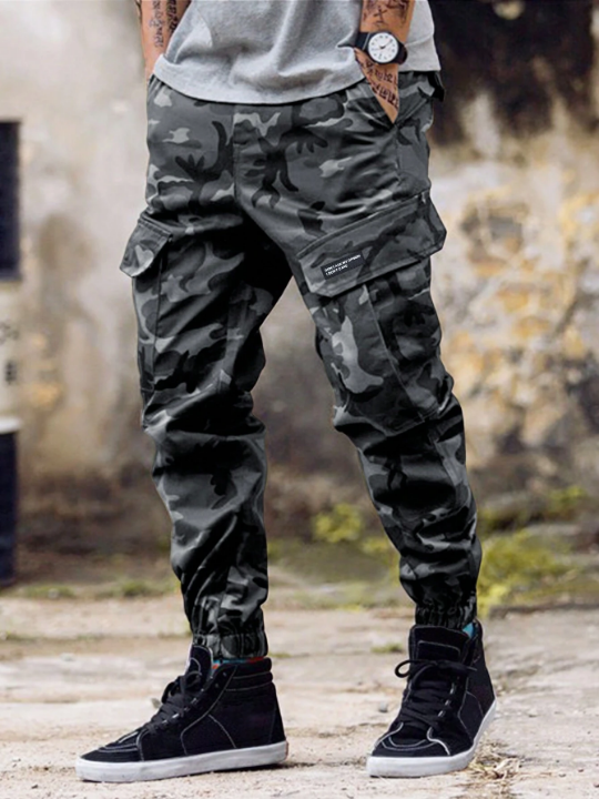 Manfinity LEGND Loose Fit Men's Camouflage Print Cargo Pants With Flap Pockets