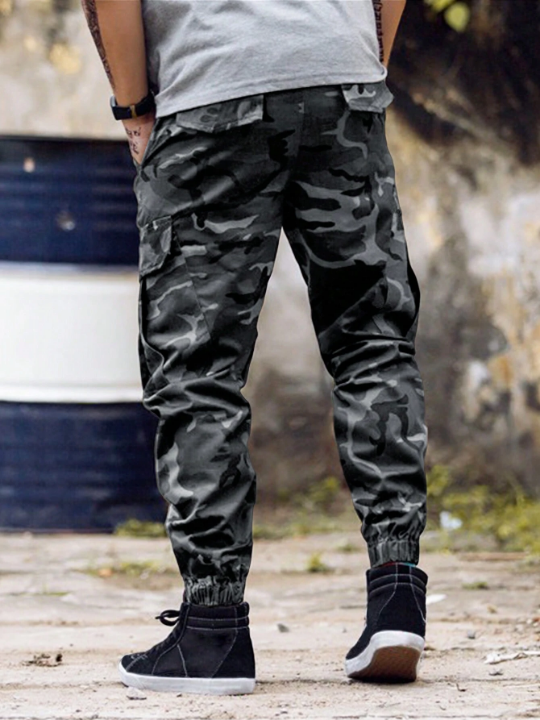 Manfinity LEGND Loose Fit Men's Camouflage Print Cargo Pants With Flap Pockets