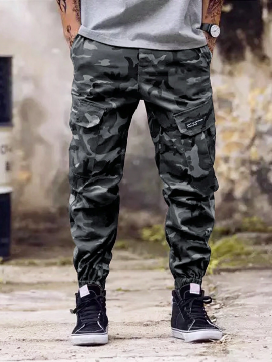 Manfinity LEGND Loose Fit Men's Camouflage Print Cargo Pants With Flap Pockets