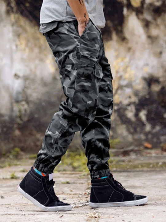 Manfinity LEGND Loose Fit Men's Camouflage Print Cargo Pants With Flap Pockets