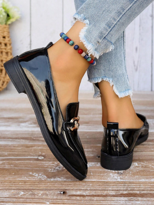 Women's Flat Shoes,Women's new chain-decorated flat shoes, outdoor and versatile, with pointed toes, square heels, black color, daily work shoes, and comfortable fashion design