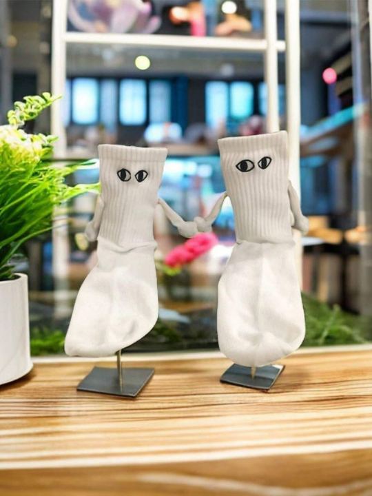 2pairs Funny Couples' Hand In Hand Socks With 3d Eye & Pull Tab Design