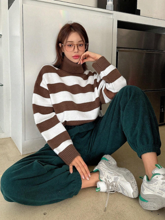 DAZY Contrast Striped Turtleneck Pullover