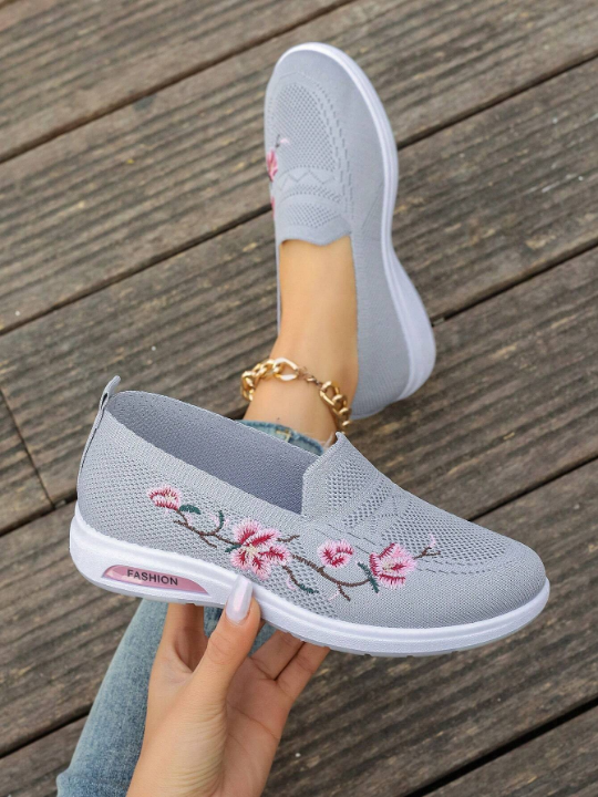 Soft Bottom Fashionable Embroidered Women's Sports Casual Shoes With Breathable Fabric