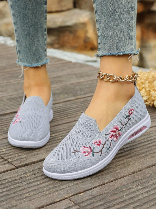 Soft Bottom Fashionable Embroidered Women's Sports Casual Shoes With Breathable Fabric