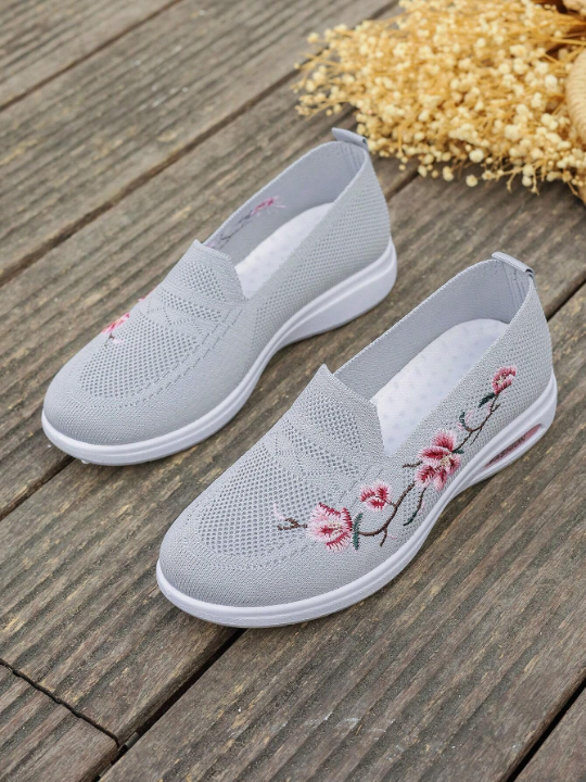 Soft Bottom Fashionable Embroidered Women's Sports Casual Shoes With Breathable Fabric