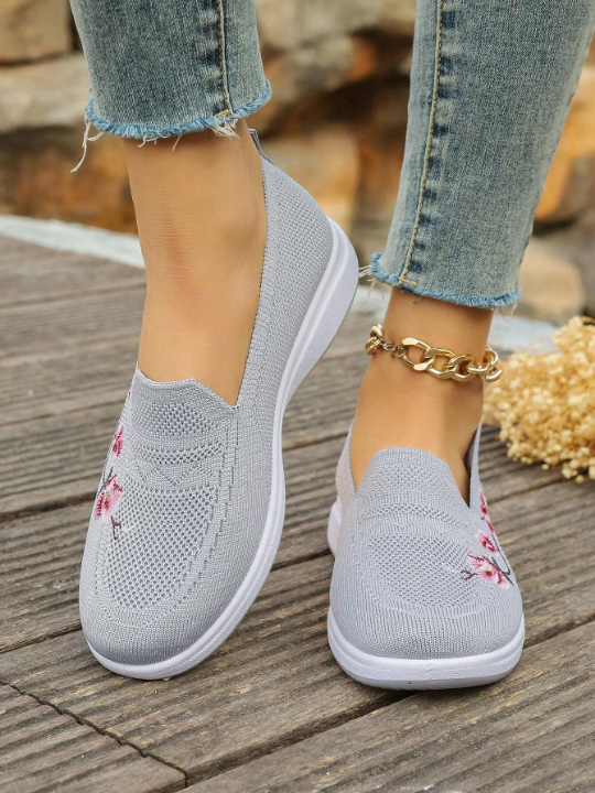 Soft Bottom Fashionable Embroidered Women's Sports Casual Shoes With Breathable Fabric