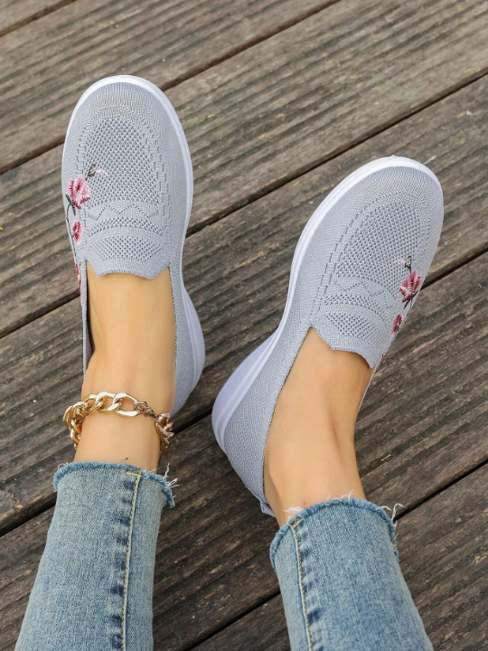 Soft Bottom Fashionable Embroidered Women's Sports Casual Shoes With Breathable Fabric