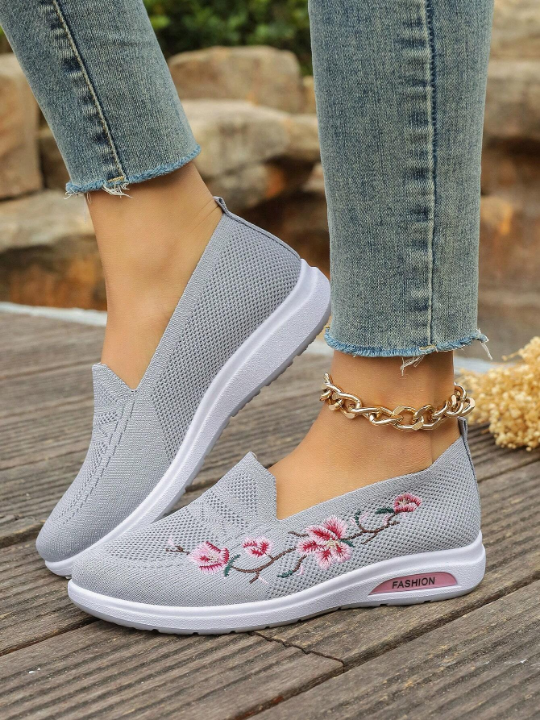 Soft Bottom Fashionable Embroidered Women's Sports Casual Shoes With Breathable Fabric