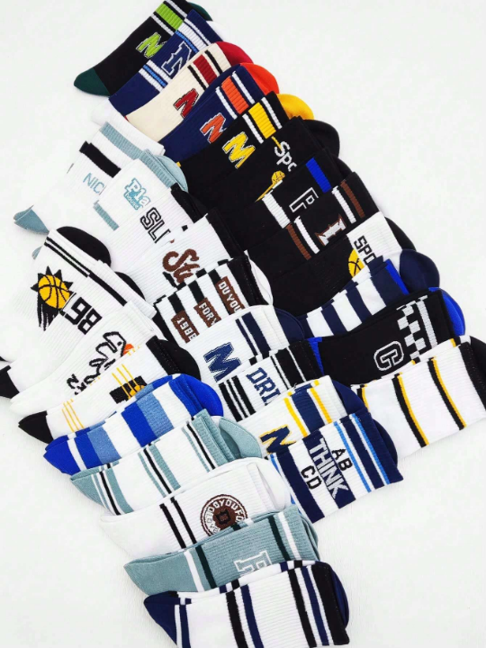 5pairs Men's Random Black & White Letter Striped Dinosaur Robot Design Trendy Streetwear Skateboard Mid-Calf Sports Socks For Autumn And Winter