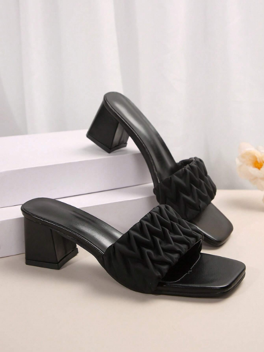 Women Black Simple Slipper Thick Heel And Anti-Slip Sole Open Toe Slipper For Summer And Autumn