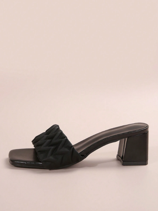 Women Black Simple Slipper Thick Heel And Anti-Slip Sole Open Toe Slipper For Summer And Autumn