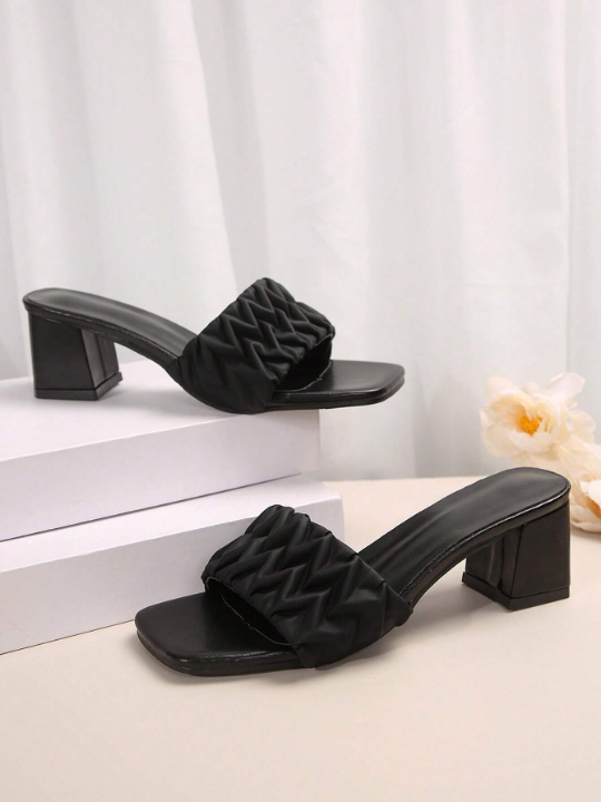 Women Black Simple Slipper Thick Heel And Anti-Slip Sole Open Toe Slipper For Summer And Autumn