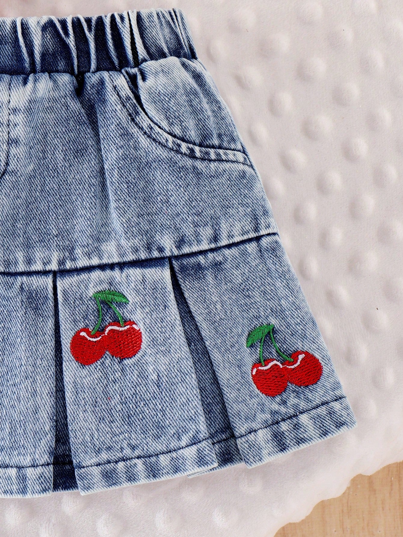 2pcs/Set Baby Girl Cherry Embroidery Lace Trim Sleeveless Top And Multiple Cherry Embroidery Pleated Denim Skirt Set