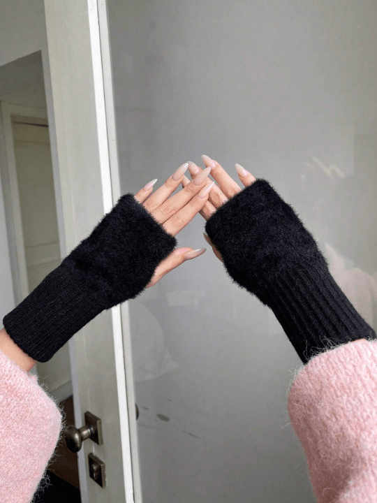 DAZY Black Regular Knit Gloves - Lolli World Marketplace
