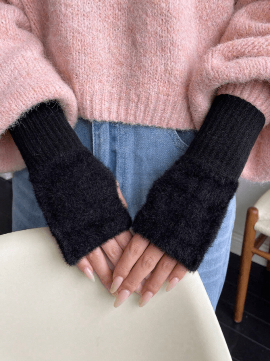 DAZY Black Regular Knit Gloves - Lolli World Marketplace