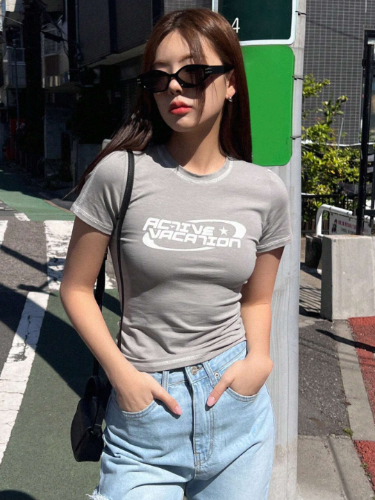 DAZY Letter Graphic Crop Tee