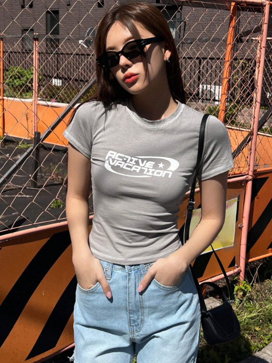 DAZY Letter Graphic Crop Tee