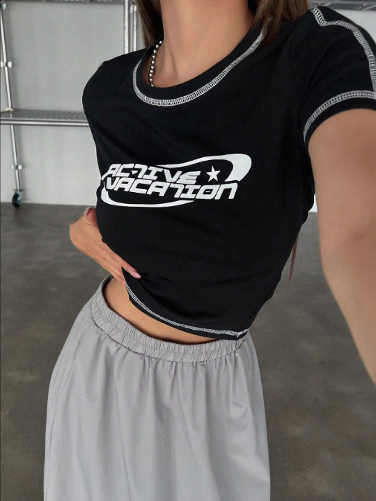 DAZY Letter Graphic Top-stitching Crop Tee