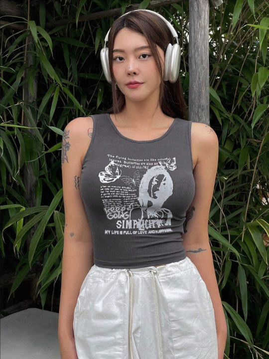 DAZY Figure & Slogan Graphic Tank Top