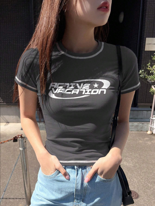 DAZY Letter Graphic Top-stitching Tee